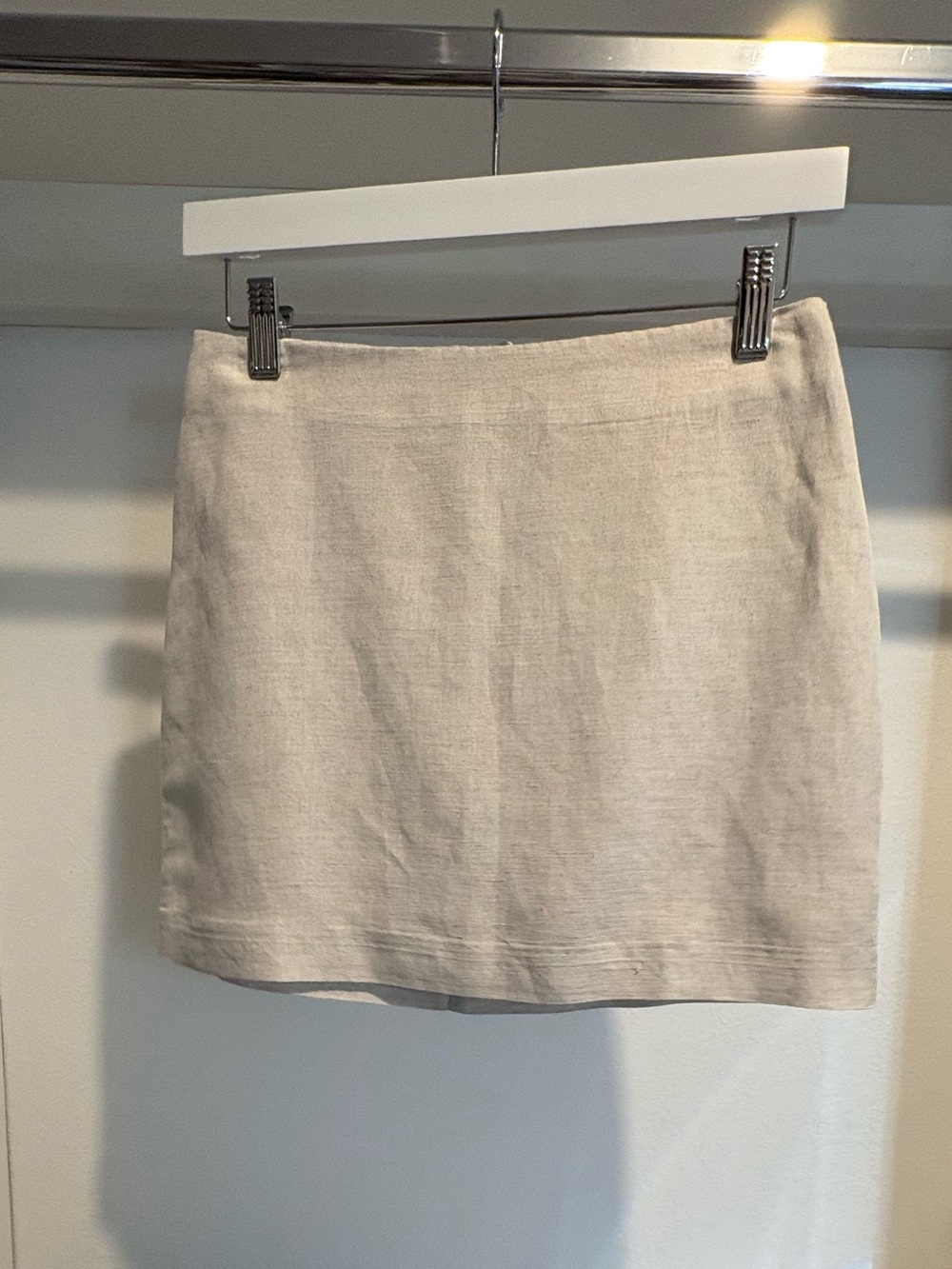 H & M Linen Blend Lined Mini Skirt Size 2
Great Transition to Fall Color